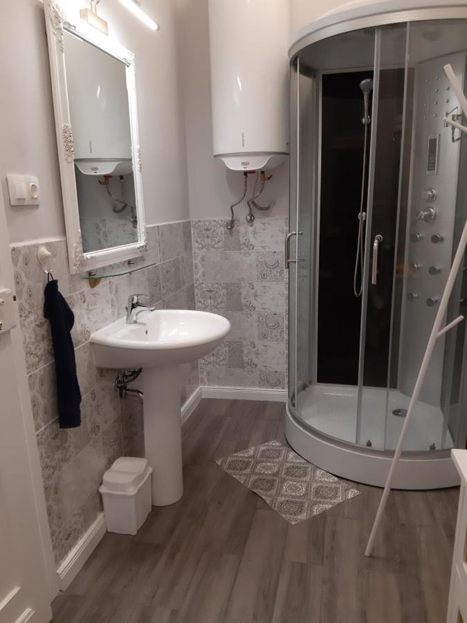 Jade Vendeghaz Apartment Papa Bagian luar foto