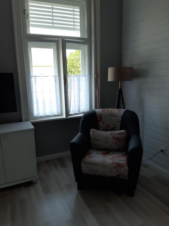 Jade Vendeghaz Apartment Papa Bagian luar foto