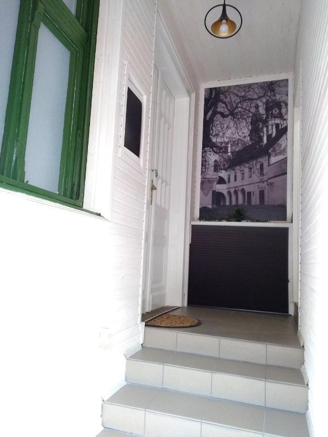 Jade Vendeghaz Apartment Papa Bagian luar foto