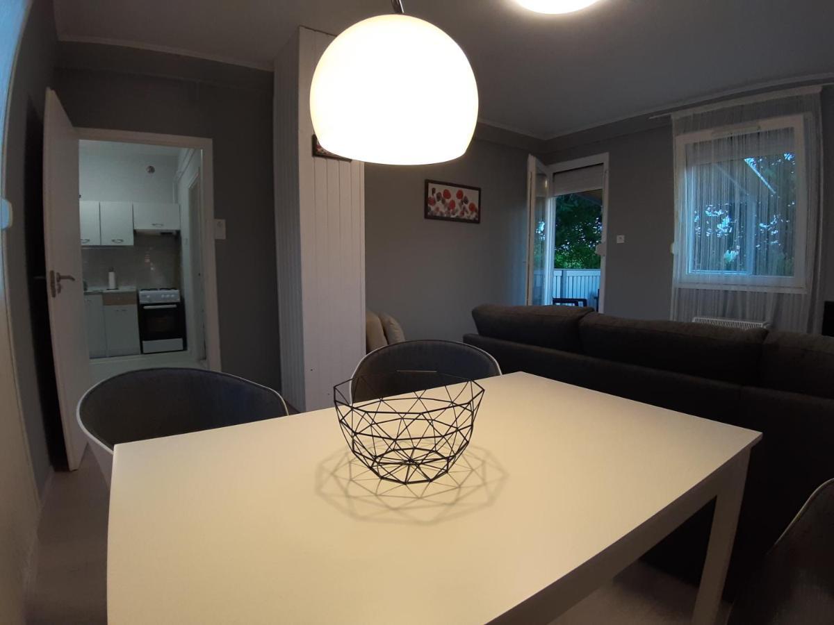 Jade Vendeghaz Apartment Papa Bagian luar foto
