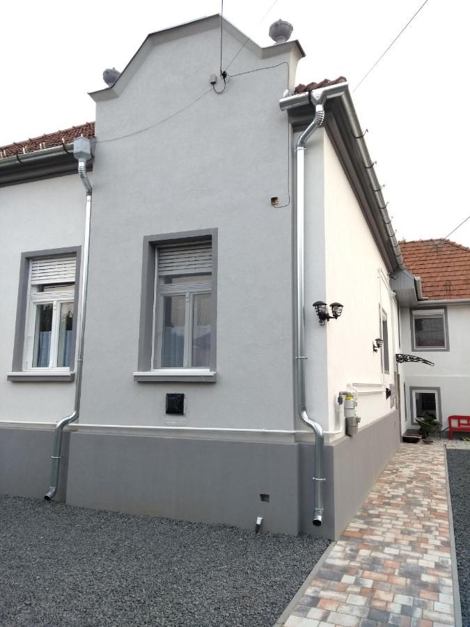 Jade Vendeghaz Apartment Papa Bagian luar foto